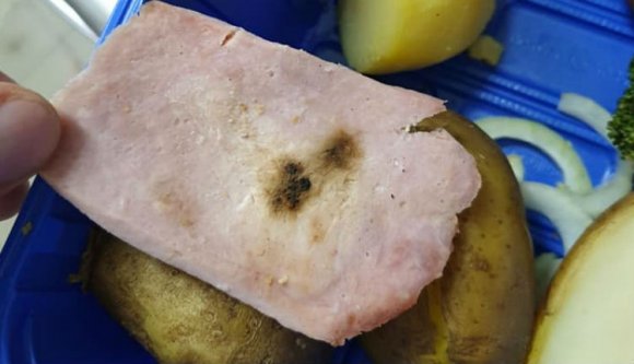 Már augusztus van, de egy vendéglőben még mindig karácsonyi töltött káposztával várták a vendégeket