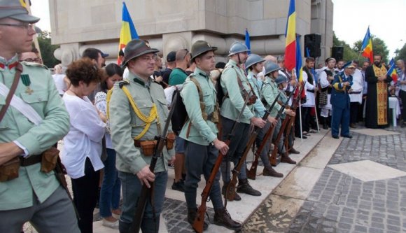 Néhány száz román soviniszta felvonulással idézte meg Bukarestben Budapest román megszállását (VIDEÓval)