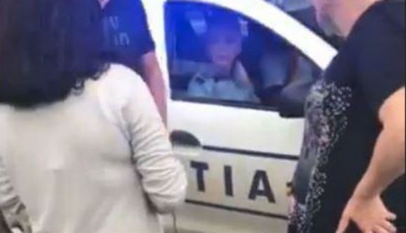 Vér borította kislány állt a járőrkocsi mellett, de a rendőrök nem szálltak ki segíteni