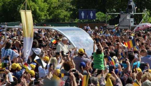 Senkinek nem hiányzik a rejtélyes ötezer euró, amit a pápa balázsfalvi szentmiséjén találtak