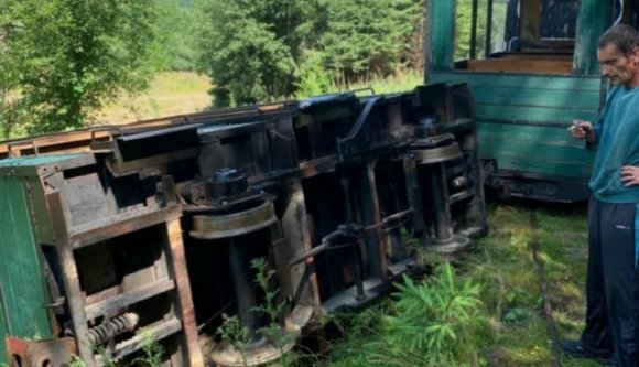 Turistákkal együtt borult az árokba a sétavonat egyik szerelvénye Székelyföldön