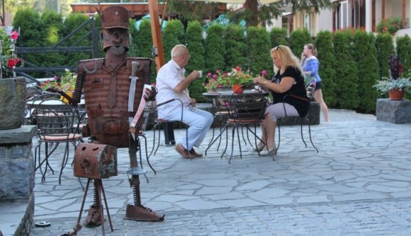 Rátenné a kezét a pincérek borravalójára az állam