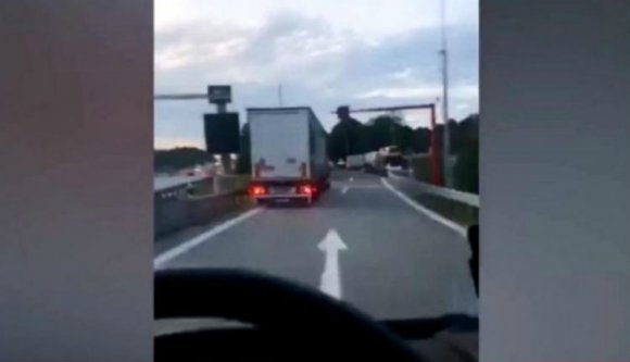 Durva: élőben közvetítette egy dévai férfi, amint autójával belerohan egy kamionba