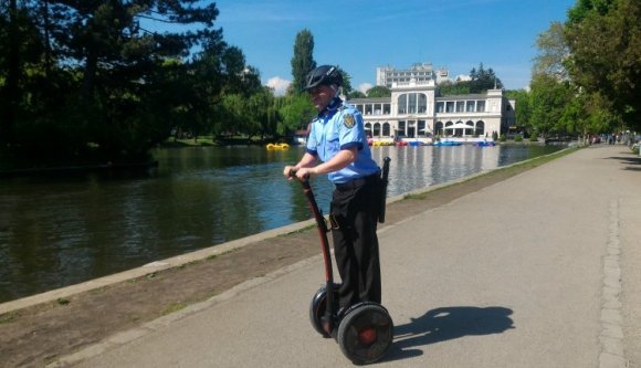 A nagy testvér mindent lát: Boc bekamerázza a helyi rendőröket