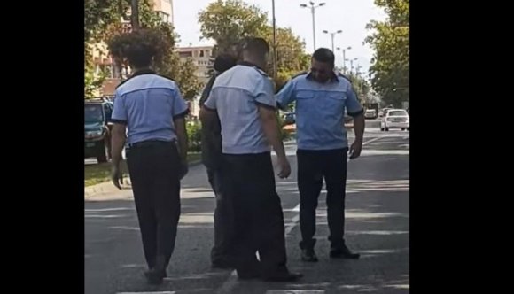 Hány rendőr kell ahhoz, hogy egy bácsi átkeljen a zebrán? – Három (VIDEÓval)