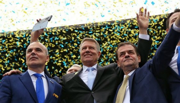 Klaus Iohannis és barnára sült liberálisai ügyesen rászervezték kampányukat az augusztus 10-i tüntetésekre