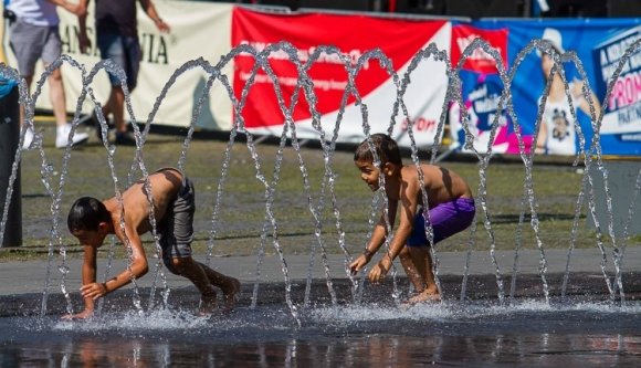 Izzasztó napunk lesz: életbe lépett a hőségriadó