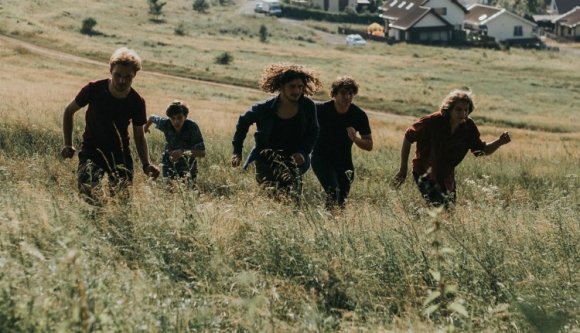 DALPREMIER: Szabadság, szerelem és egy kis lélektan – új dallal ünnepli a nyarat a Szintaxis zenekar (VIDEÓval)