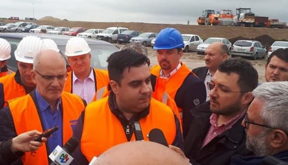 Bár épp most röhögtette ki magát Románia autópálya-ügyben, a miniszter továbbra is össze-vissza ígérget