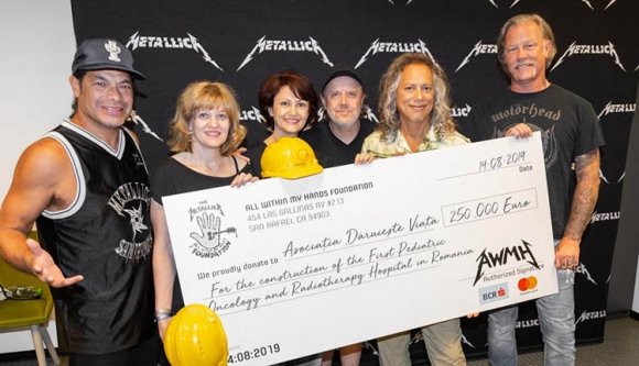 A Metallica nem csak zenélt, hanem benyúlt a zsebébe és adományozott is