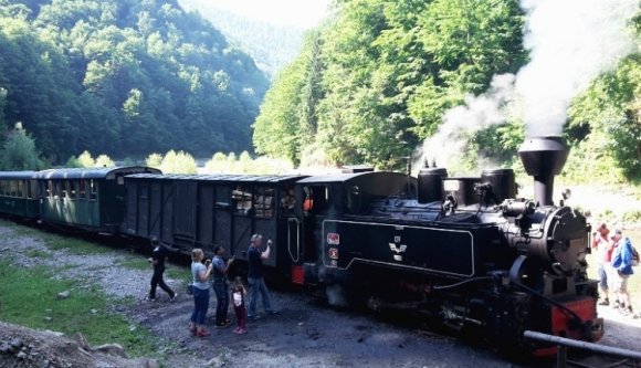 Csak a baj van a sétavonatokkal: megint kisiklott egy