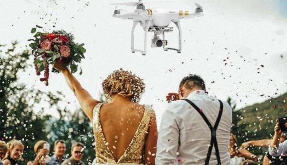 Jól megjárta az a férfi, aki engedély nélkül röptette a drónját egy lagzin