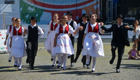 Döngtek a csizmák, forogtak a szoknyák Kolozsvár főterén (FOTÓK)