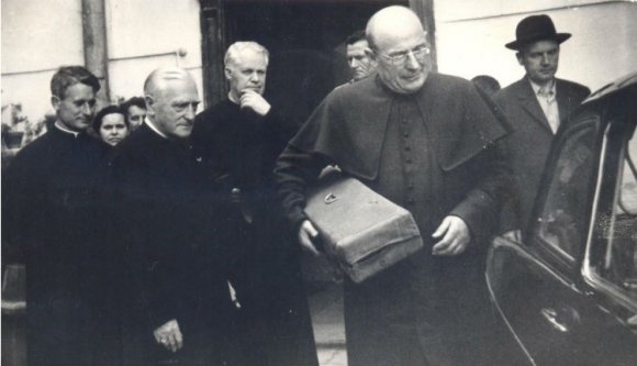 Evangélium és vörös csillag: az egyházak elkéstek az átvilágítással