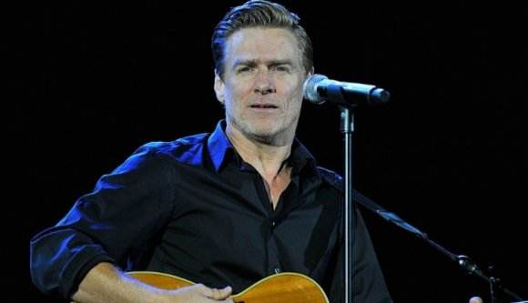 Újabb poptrubadúr látogat el hozzánk: Kolozsváron koncertezik az örökifjú Bryan Adams
