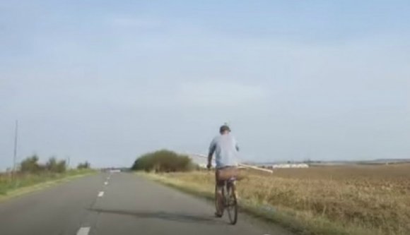 Felrakta a biciklijére a mezőn talált második világháborús bombát, úgy furikázott a közúton