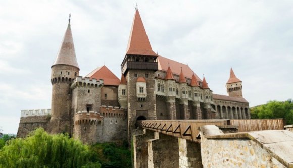 Uramisten, a turisták el akarják venni Erdélyt!