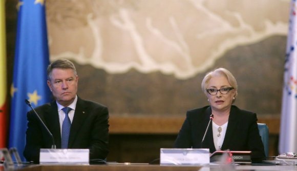 Az alkotmánybíróságot hívja döntőbírónak a kormány és Iohannis közötti kampánycicaharcba Dăncilă