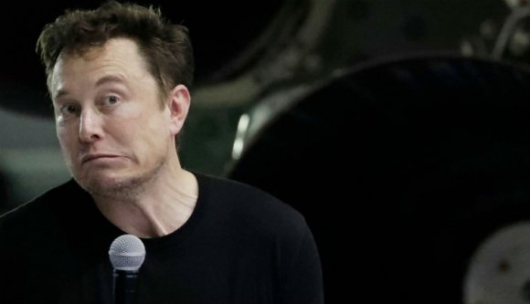 Kiverte a biztosítékot a román zászló a világ egyik legismertebb üzletemberénél