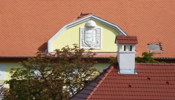 Mostantól ismét magyar címer díszít egy erdélyi épületet