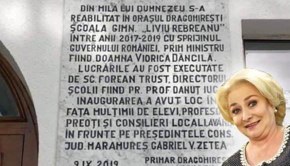 Istennek és Dăncilának is megköszönték az iskolafelújítást egy emléktáblán