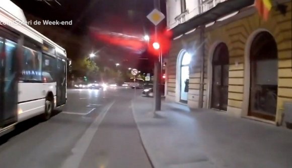 Tömegközlekedni életveszélyes Kolozsváron: nézzen piroson átszáguldó buszokat (VIDEÓval)