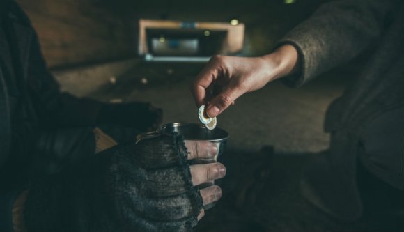 Aradon a nyílt utcán kirabolják a koldusokat. A rendőrök