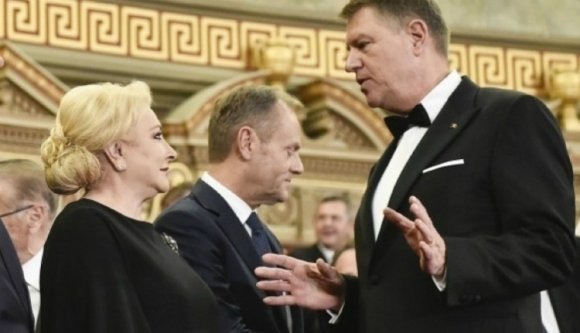 Naná, hogy nincs vége a belpolitikai káosznak: az alkotmánybíróság is kavart egyet a fekálián