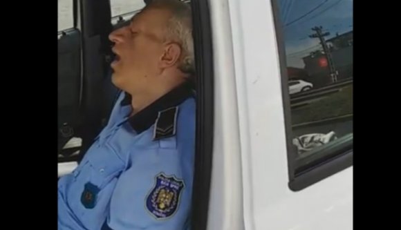 Fehér zokniban, valamint szolgálati időben aludt a felsőbányai rendőr – nagy hiba volt (VIDEÓval)