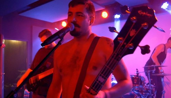 A punk nem azt jelenti, hogy mocskos huligánok berúgnak, hánynak és törnek-zúznak – Egyedi Zsolttal, a Los Pogos frontemberével 