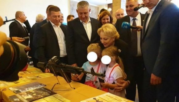 Dăncilă megtalálta a legbizarrabb helyet, ahol egy kormányfő gyerekekkel pózolhat