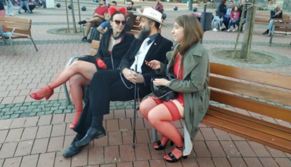 Nem vicc: pórázon sétáltatott két hiányos öltözetű nőt egy férfi Temesváron (VIDEÓval)