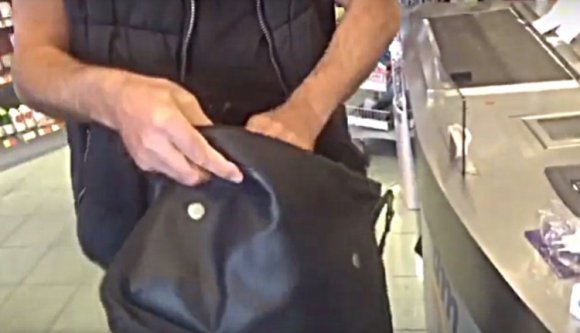 Tetten értek egy amatőr áruházi szarkát, aki nagyon vágyhatott egy kiadós fogmosásra (VIDEÓval)