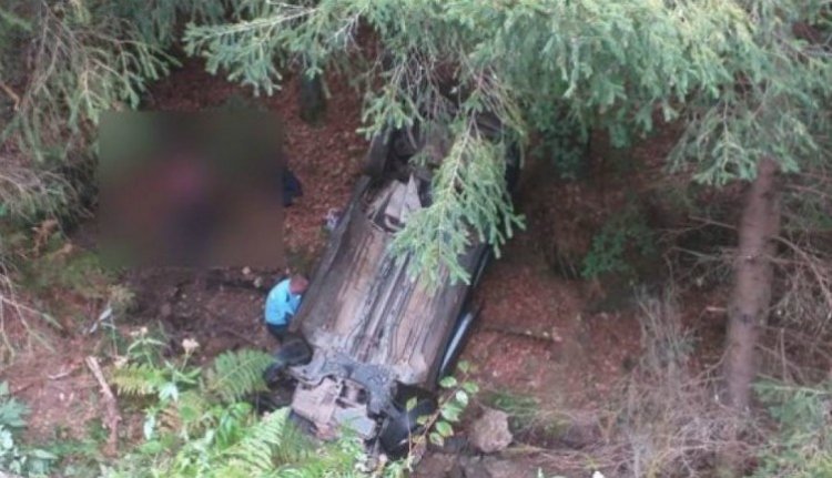 Autóstól a szakadékba zuhant egy család az Erdélyi-középhegységben