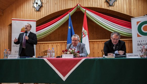 Helye van-e Antonescunak a világ közepén?
