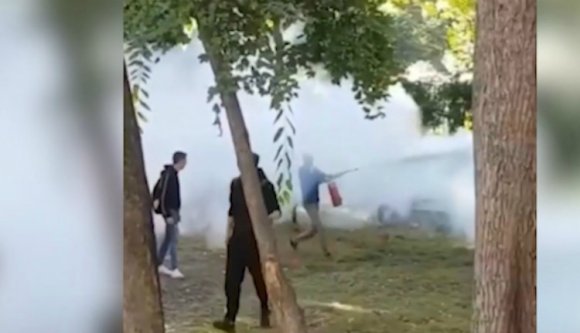 Jó heccnek tűnt porral oltó készülékkel megkergetni a parkban cigiző diákokat (VIDEÓval)