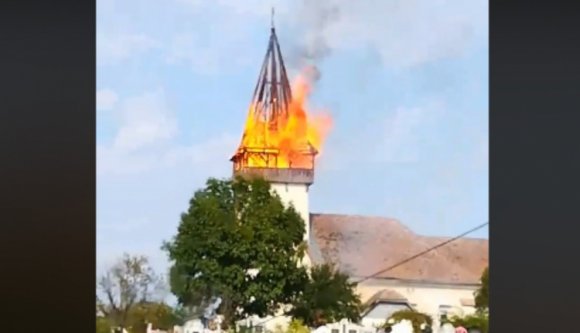 Lángba borult és ledőlt a bethlenszentmiklósi unitárius templom tornya (VIDEÓval) – FRISSÍTVE!