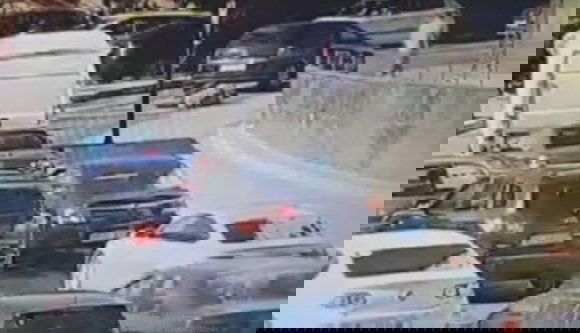 Soha ne vitatkozzon gépkocsit vezető pópával, mert elüti dühében, mint ezt a fickót (VIDEÓval)