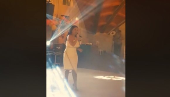 Egész jól megy az éneklés az egészségügyi miniszternek – talán karrierváltásra készül? (VIDEÓval)