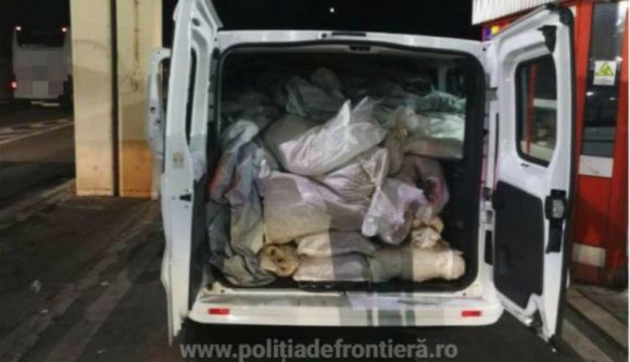 Egy szerb férfi 750 kiló fűvel jelent meg a román határnál (VIDEÓval)