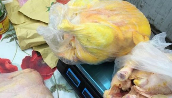 Sárgára kozmetikázott csirkehússal verték át a vásárlókat