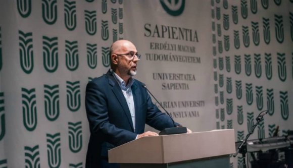 Tőkés berágott a Sapientiára, amiért csak a kampányoló Kelemen Hunort hívták meg az egyetem ünnepségére