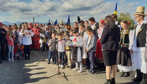 Madám Dăncilă színe előtt épp nincs miért gyerekeket ugráltatni, a pártos helyi vezérek viszik tovább a hagyományt (VIDEÓval)