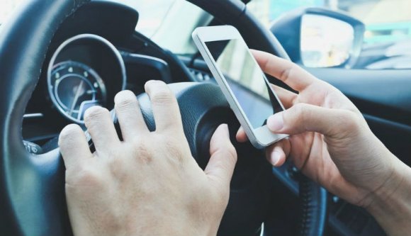 Már a szigorítás első napján szép összegtől szabadították meg a vezetés közben mobilozókat