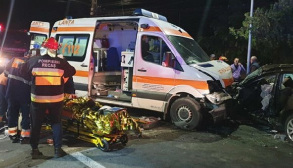 Balszerencse kimaxolva: miután autójával szakadékba zuhant, az őt szállító mentő is karambolozott