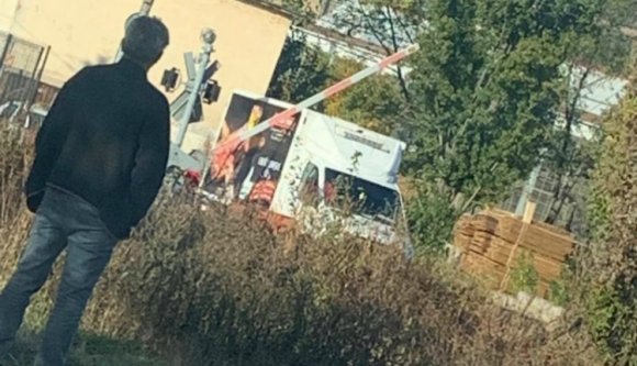 Hoppá-hoppá: becsípett a sorompó egy kisteherautót a vasúti átkelőnél