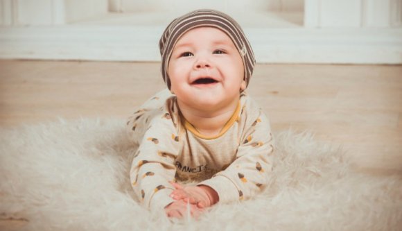 Romániában még a „gyerekpénz” emelését is az inflációval végeztetik