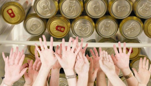 Vannak csodák: ajándék sör járt az üres üvegekért, mindjárt sikeresebb volt a gyűjtési akció