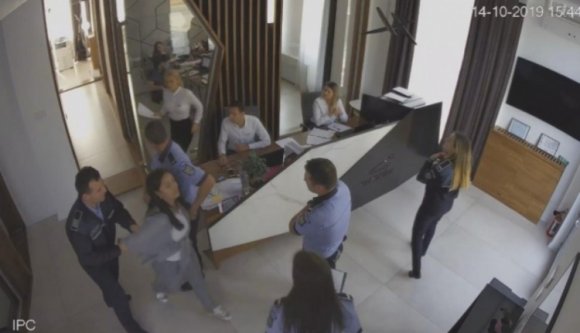 Három arrogáns rendőr besétált egy random céghez balhézni kicsit