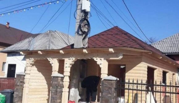 Na és, ha ott áll egy villanyoszlop a telkemen? Majd jól beépítem a házamba!